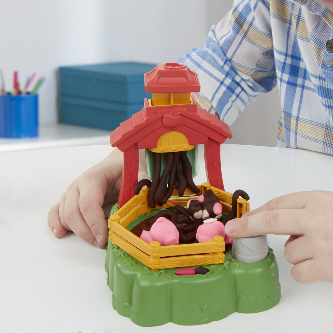 Фото Игровой набор Hasbro Play-Doh Озорные поросята (E6723)