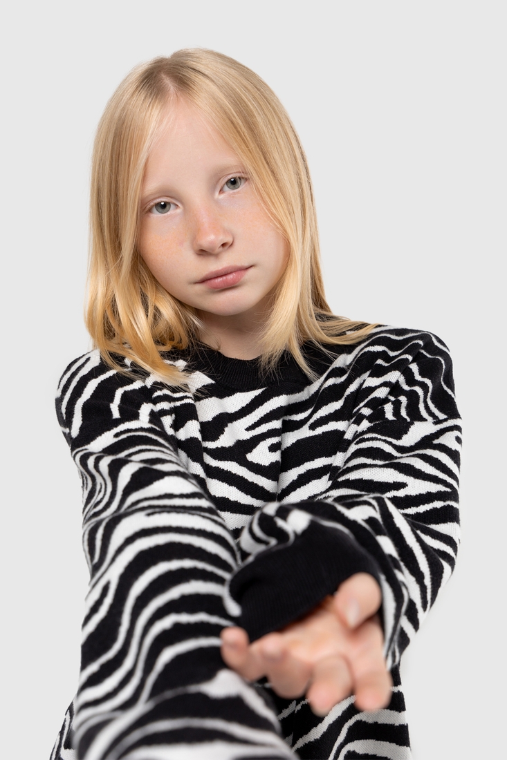 Фото Свитер с узором для девочки Lizi 3265 152 см Черно-белый (2000989952695D)